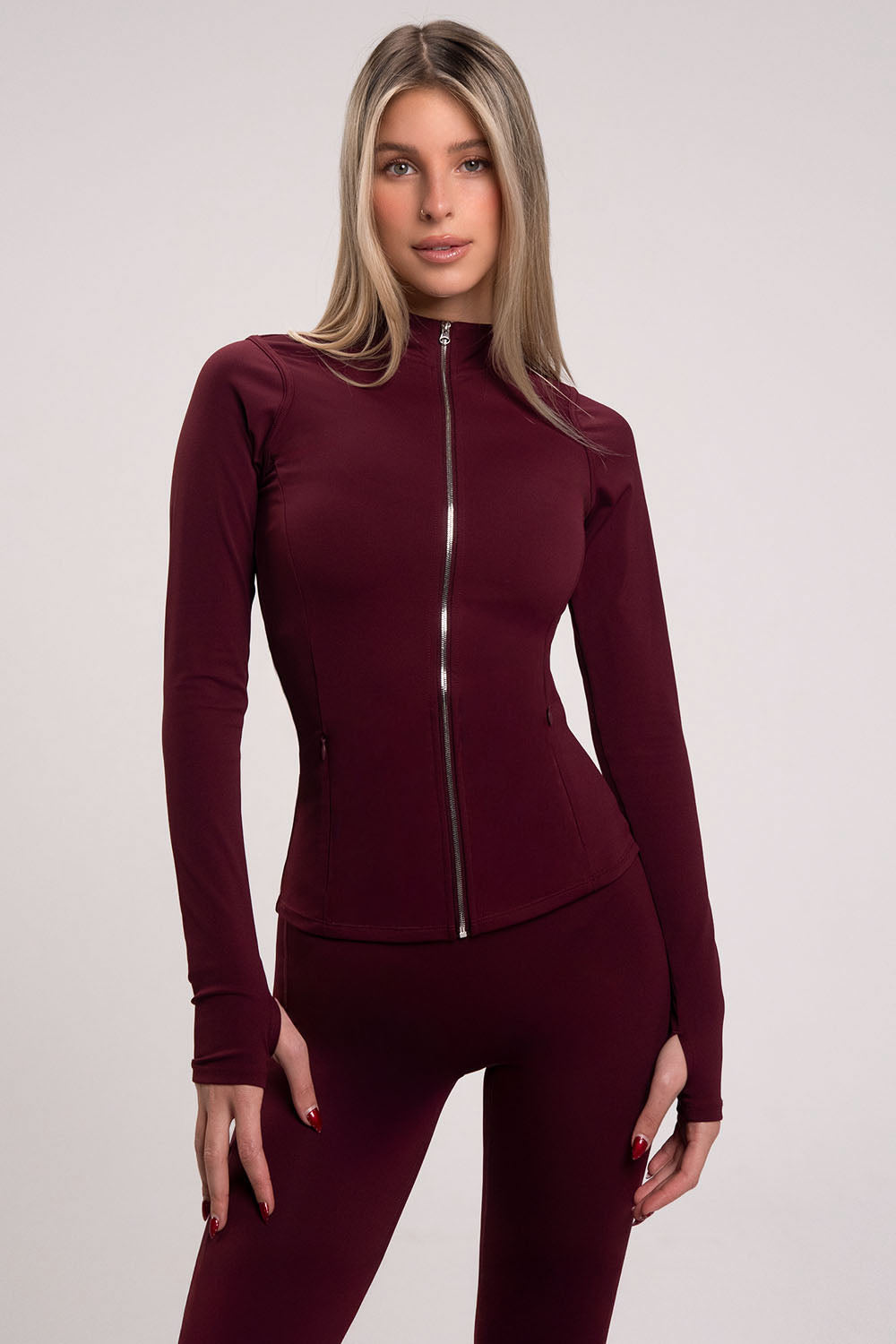 ג׳קט ספורט ארוך לנשים עם רוכסן מלא וגזרה מחטבת בעיצוב של מותג VLINKS