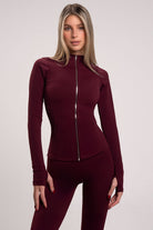 ג׳קט ספורט ארוך לנשים עם רוכסן מלא וגזרה מחטבת בעיצוב של מותג VLINKS