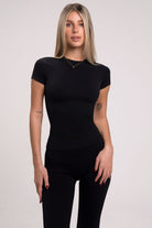 חולצת טי צמודה מחטבת לנשים, בד אלסטי נעים למגע במראה חלק ואחיד מבית VLINKS