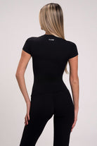 חולצת טי צמודה מחטבת לנשים, בד אלסטי נעים למגע במראה חלק ואחיד מבית VLINKS