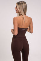 גופיית קרופ Contour Collar לנשים מבד FLOW מחטב ונושם מבית Vlinks – עם צווארון מובנה מחמיא וקאפים נשלפים לנוחות, מתאימה לאימון, ליום־יום או למראה קז'ואלי