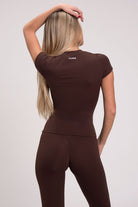 חולצת טי צמודה מחטבת לנשים, בד אלסטי נעים למגע במראה חלק ואחיד מבית VLINKS