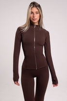 ג׳קט ספורט ארוך לנשים עם רוכסן מלא וגזרה מחטבת בעיצוב של מותג VLINKS