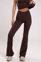 טייץ וי מתרחב Desert ללא כיווצים, גזרת וי מחטבת, מראה חלק ואחיד בחלק האחורי