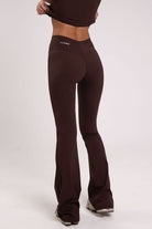 טייץ וי מתרחב Desert ללא כיווצים, גזרת וי מחטבת, מראה חלק ואחיד בחלק האחורי