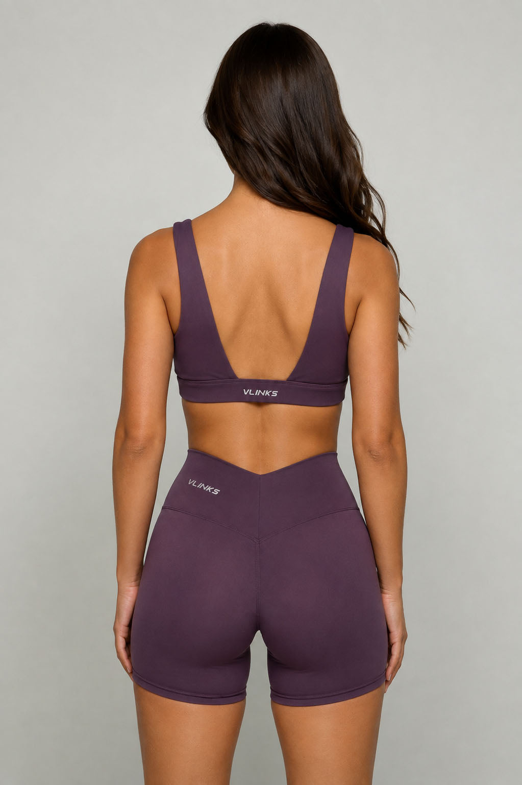 שורט V Scrunch לנשים מבד FLOW מחטב ונושם מבית Vlinks – גזרה גבוהה עם כיווץ אחורי מחמיא, מתאים לאימוני כושר ולשימוש יומיומי