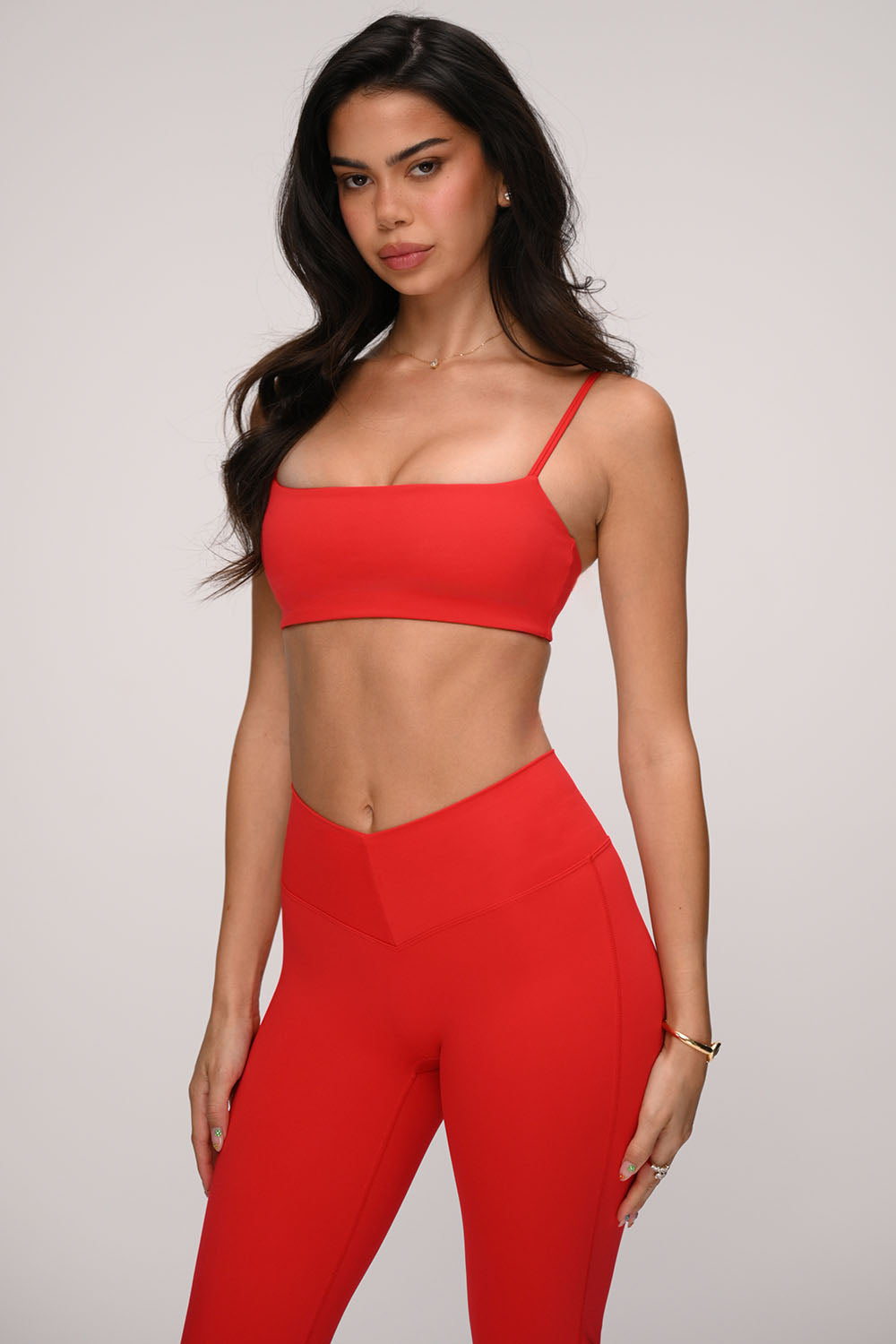 חזיית ספורט Fit לנשים עם כתפיות מתכווננות, קאפים מובנים וגזרה מחמיאה