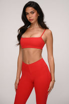 חזיית ספורט Fit לנשים עם כתפיות מתכווננות, קאפים מובנים וגזרה מחמיאה