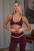 Cross Bra Duo - חזיית ספורט לנשים עם גזרת V עמוקה, עיצוב קונטרסט, קאפים נשלפים ובד מחטב וגמיש, מתאימה לאימוני כושר, פילאטיס, יוגה וללבוש יומיומי.