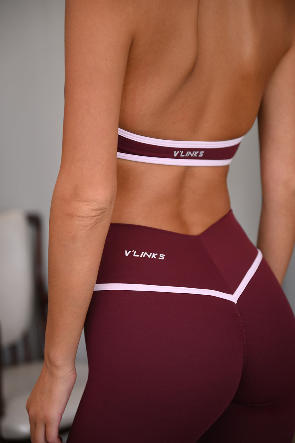 Mini Bra Duo - חזיית ספורט לנשים עם עיצוב קונטרסט, כתפיות דקות, גב פתוח, קאפים נשלפים ובד מחטב וגמיש, מתאימה לאימוני כושר, פילאטיס, יוגה וללבוש יומיומי.