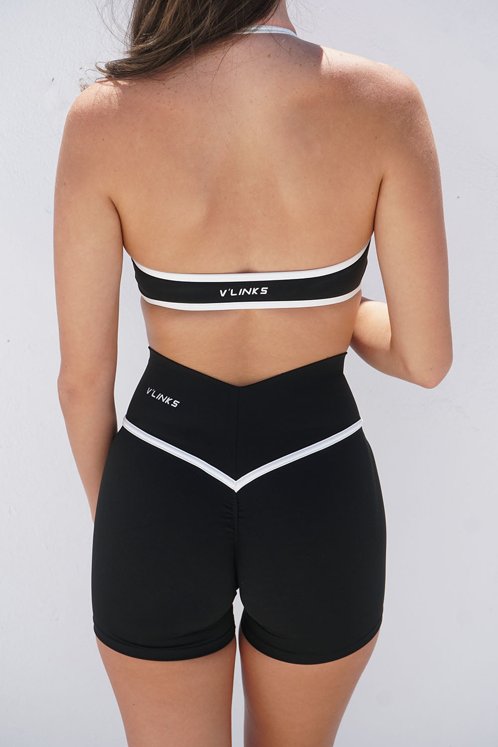 שורט V Scrunch Contrast לנשים בגזרת V עם כיווץ אחורי, פסי קונטרסט לבנים ובד FLOW מחטב מבית VLINKS
