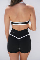 שורט V Scrunch Contrast לנשים בגזרת V עם כיווץ אחורי, פסי קונטרסט לבנים ובד FLOW מחטב מבית VLINKS