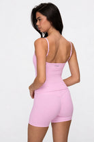גופיית Sculpted Tank לנשים בגזרה מחטבת עם רצועות כתפיים מתכווננות – עשויה מבד FLOW נושם ואלסטי, מתאימה לאימון וליום־יום מבית VLIKS