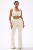 טייץ נשים מתרחב בגזרת V עם כיווצים מחטבים ובטנה כפולה – בד FLOW נושם ונמתח, זמין בגזרות Regular ו-Tall מבית VLIKS