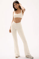 טייץ נשים מתרחב בגזרת V עם כיווצים מחטבים ובטנה כפולה – בד FLOW נושם ונמתח, זמין בגזרות Regular ו-Tall מבית VLIKS